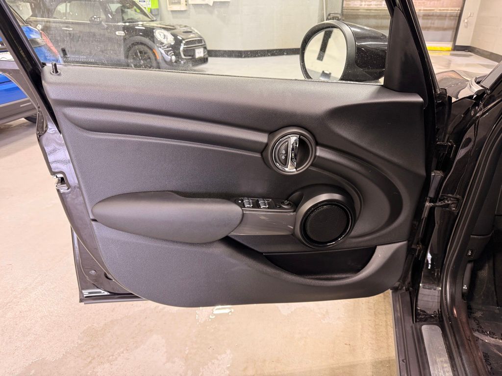 Thumbnail: 2022 MINI Cooper - 10