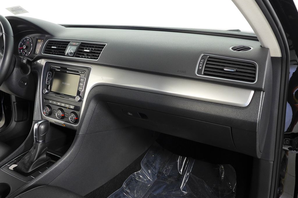 Thumbnail: 2015 Volkswagen Passat - 14