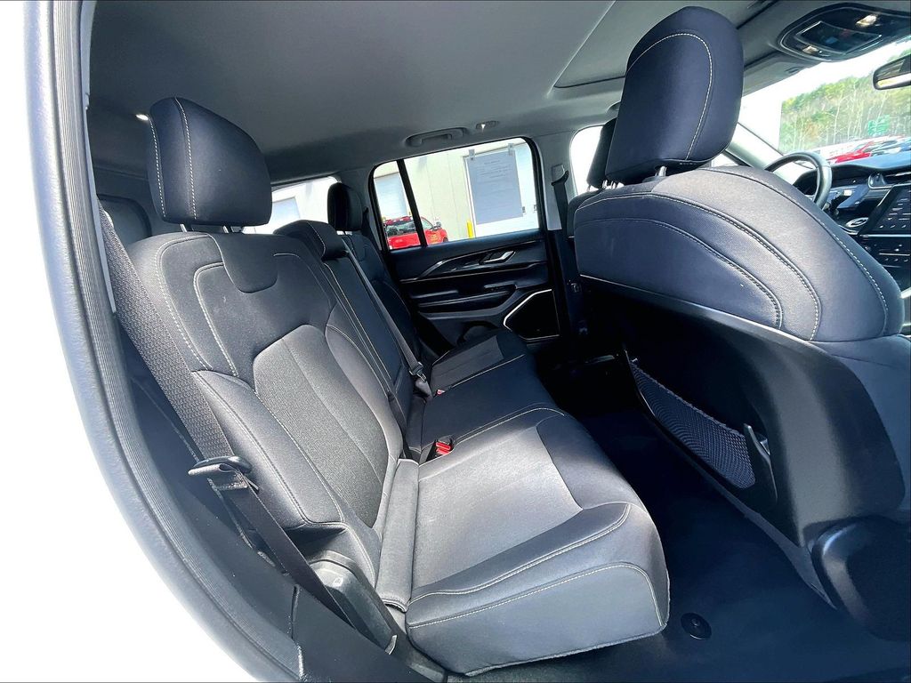 2022 Jeep Grand Cherokee — photo 23