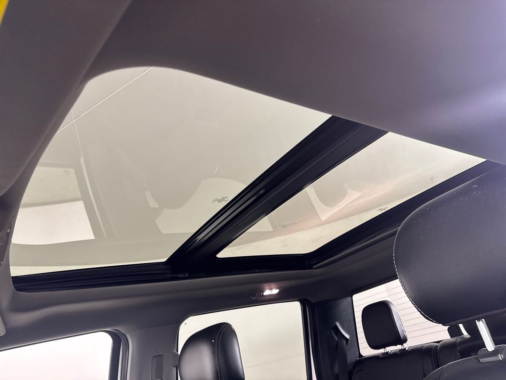 2019 White Platinum Clearcoat Metallic Ford F-150 Lariat 4X4 Truck