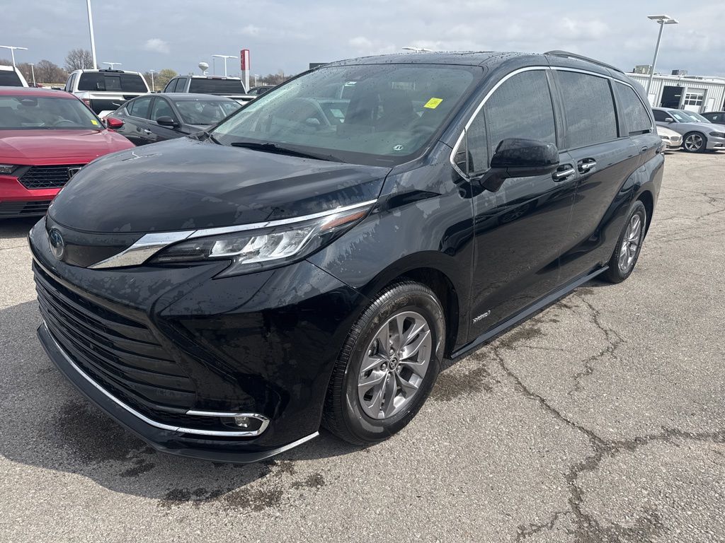 2021 Toyota Sienna XLE 7-Passenger FWD