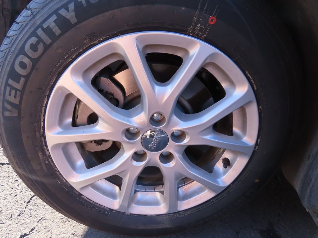 Thumbnail: 2018 Jeep Cherokee - 15