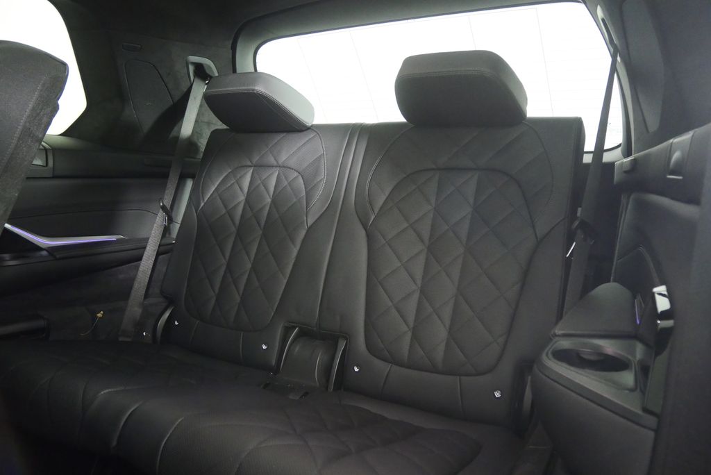 Thumbnail: 2026 BMW X7 - 16