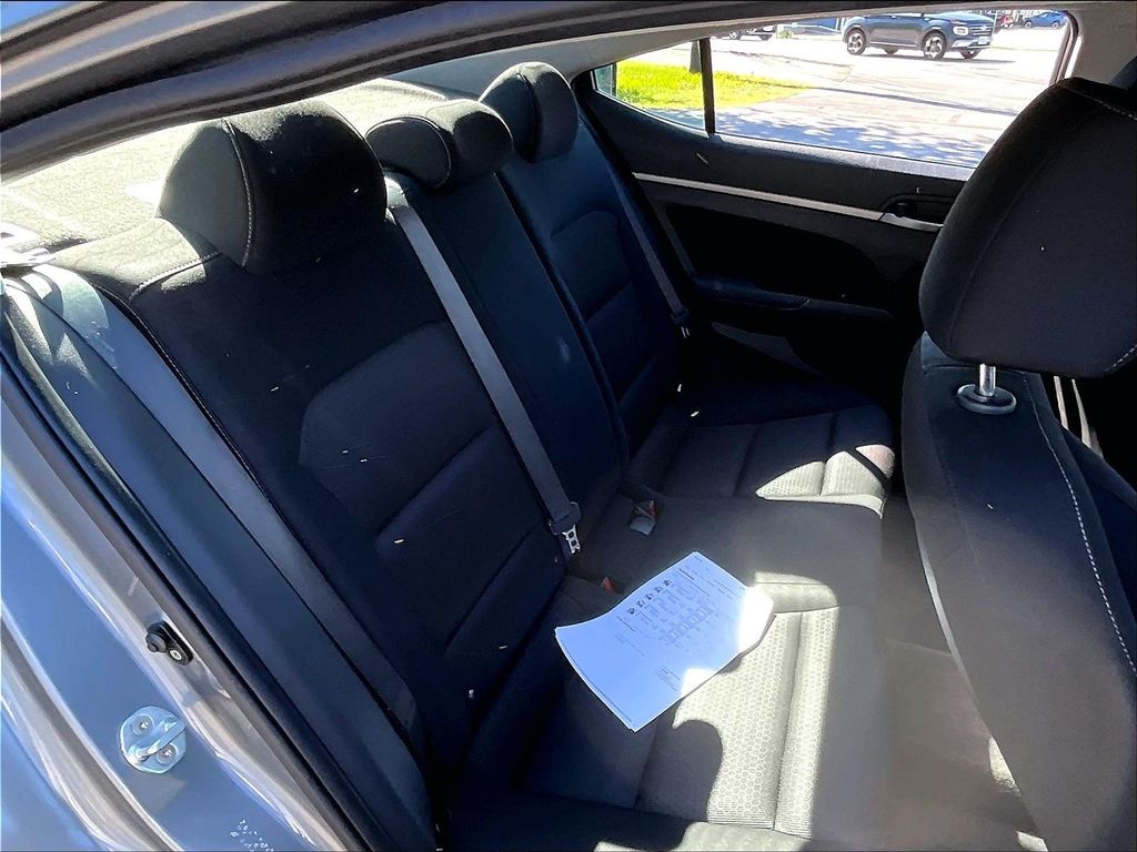 2018 Hyundai Elantra — photo 16