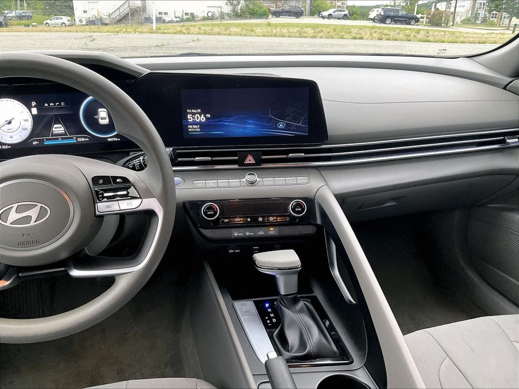 2024 Hyundai Elantra — photo 18