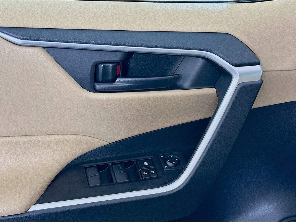 Thumbnail: 2025 Toyota RAV4 - 17