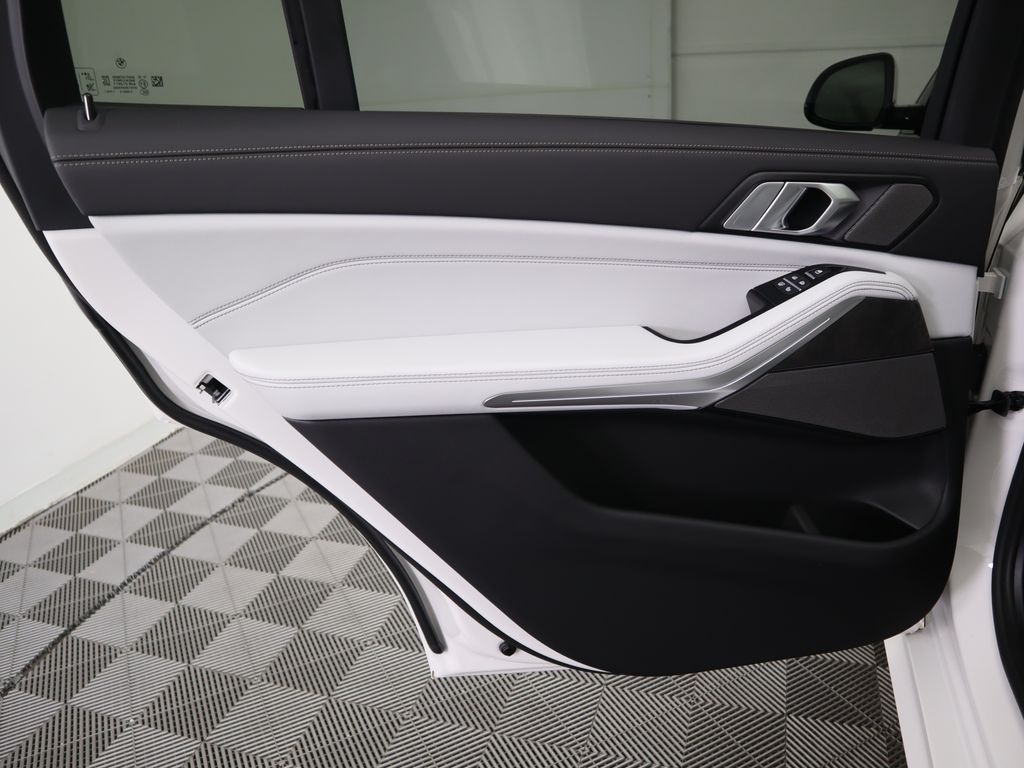 Thumbnail: 2026 BMW X7 - 27