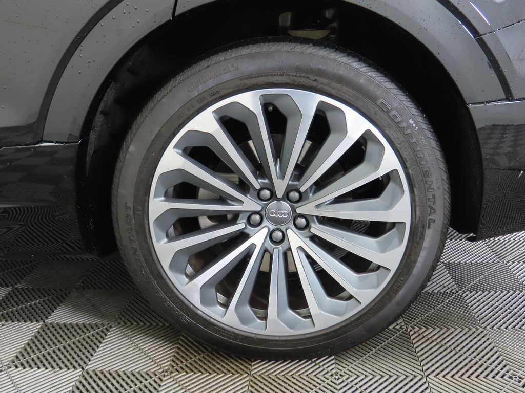 Thumbnail: 2019 Audi e-tron - 32