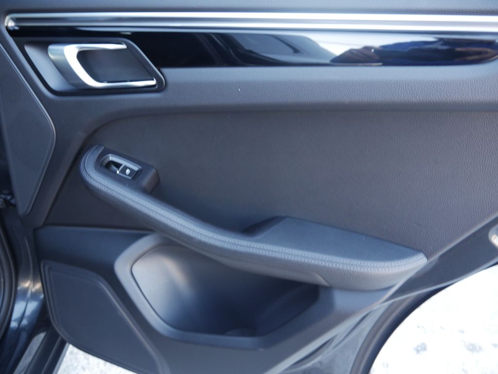 Thumbnail: 2020 Porsche Macan - 30