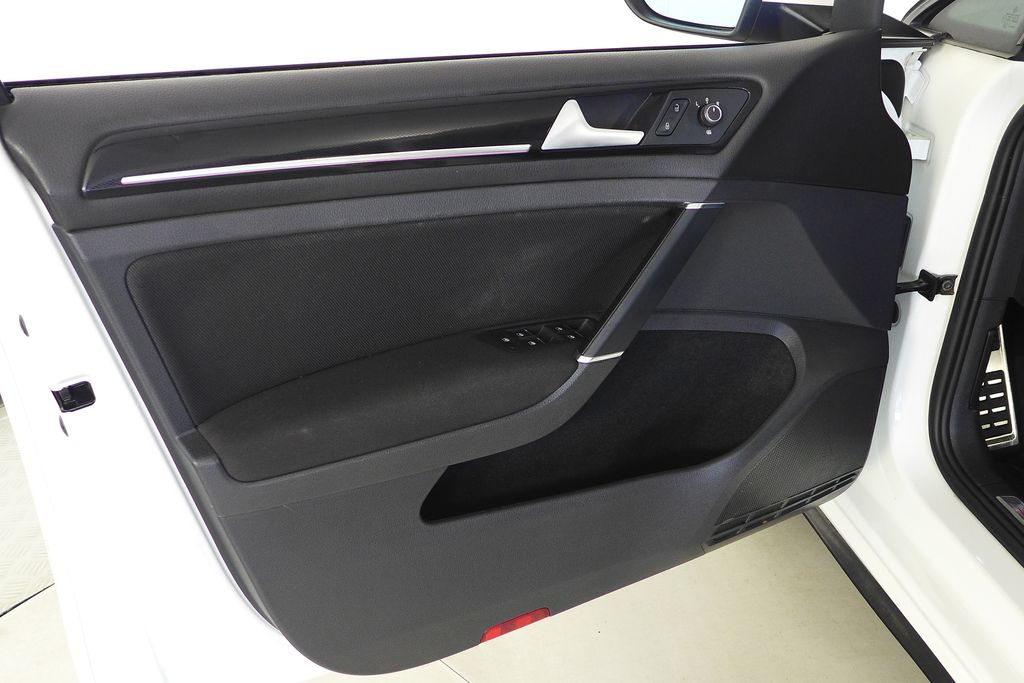 Thumbnail: 2016 Volkswagen Golf - 11