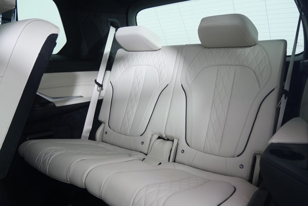 Thumbnail: 2026 BMW X7 - 18