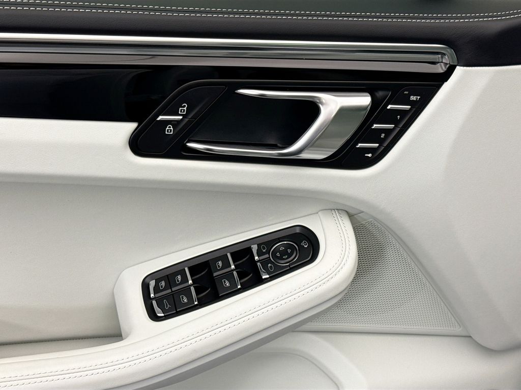 Thumbnail: 2026 Porsche Macan - 24