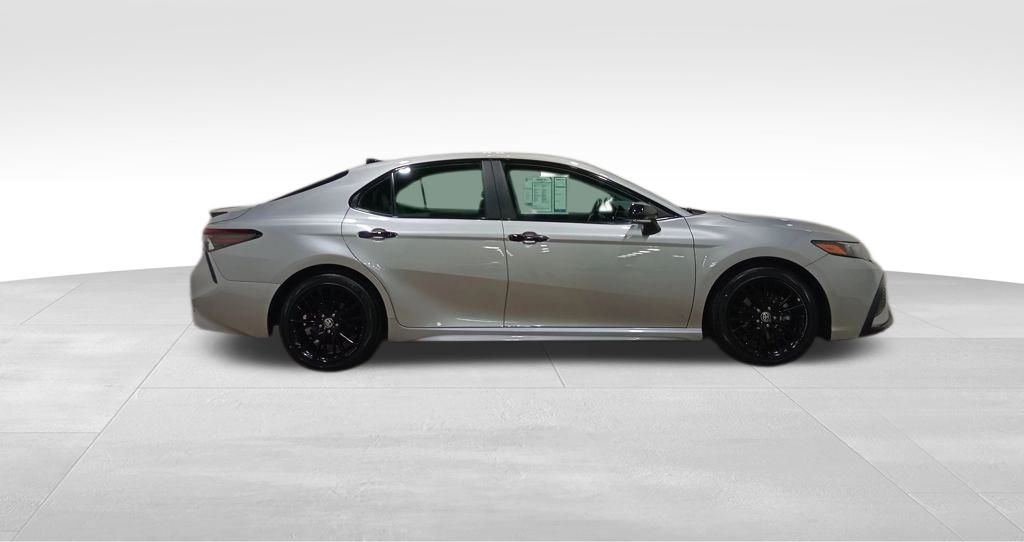 2022 Toyota Camry SE Hybrid