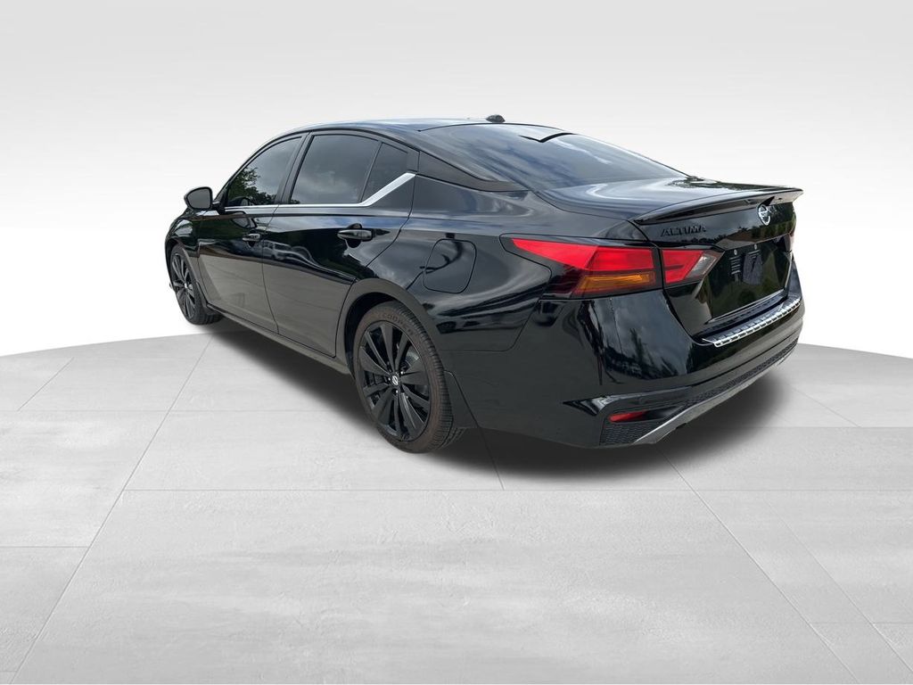 2022 Super Black Clearcoat Nissan Altima 2.5 SR FWD Sedan