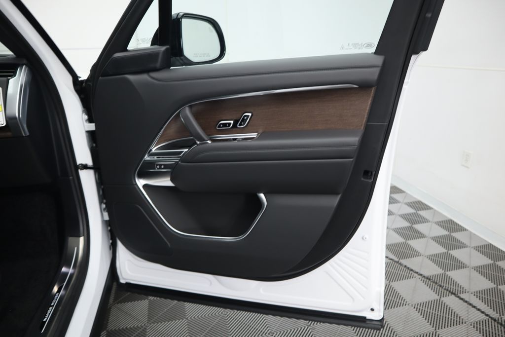2025 Land Rover Range Rover SE 26