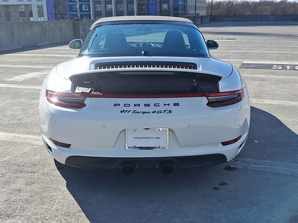 Thumbnail: 2018 Porsche 911 - 9