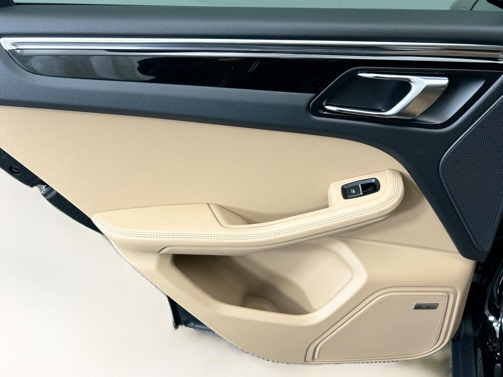 Thumbnail: 2026 Porsche Macan - 27