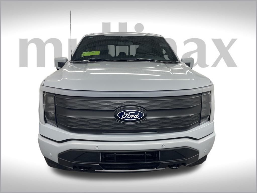 2025 Ford F-150 Lightning Lariat photo 11