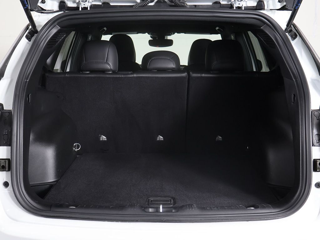 Used 2025 White Jeep Latitude image 18