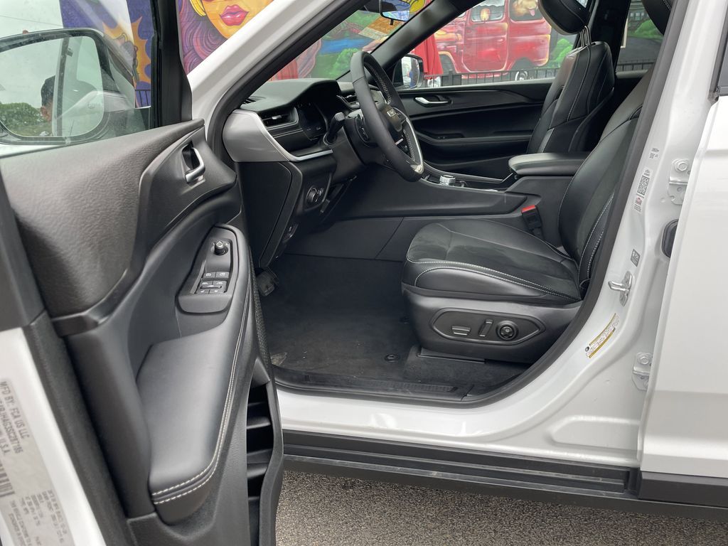 Used 2025 Jeep Grand Cherokee SUV