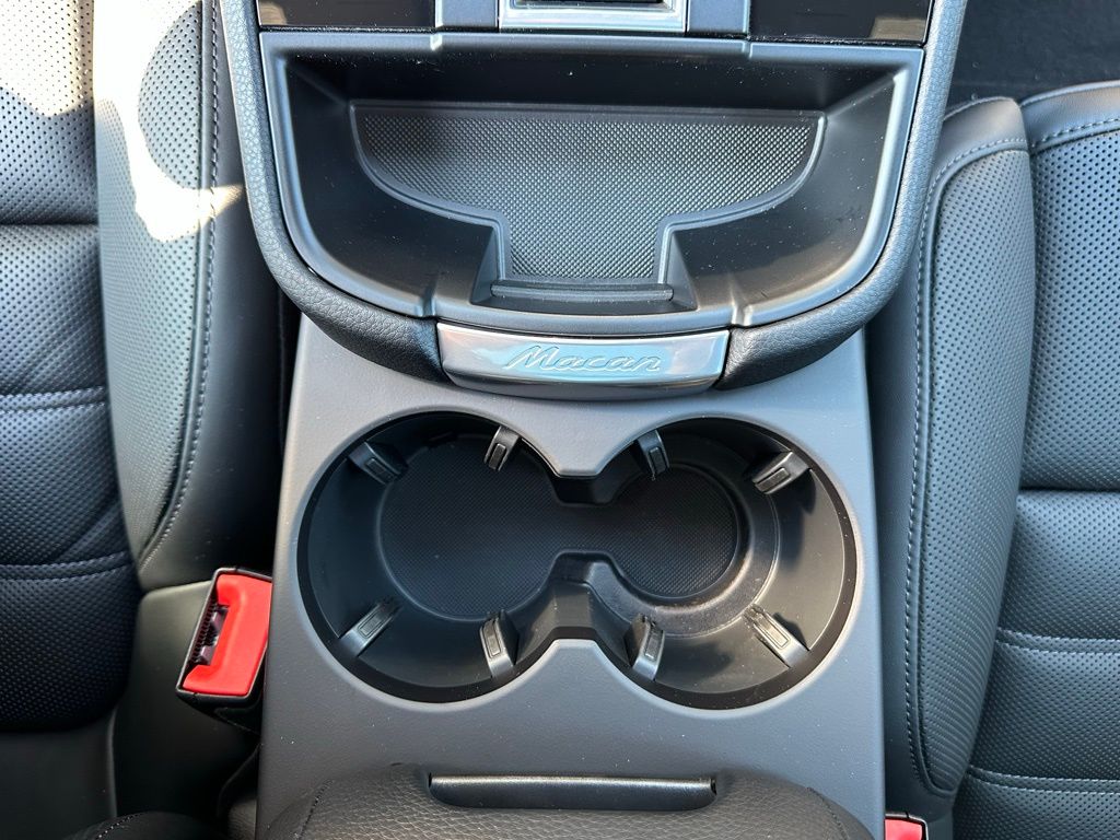 Thumbnail: 2026 Porsche Macan - 24