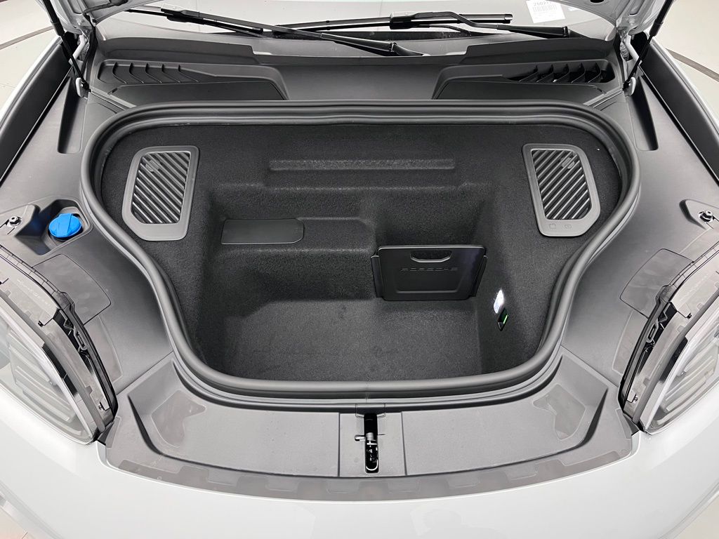 Thumbnail: 2025 Porsche Macan - 25