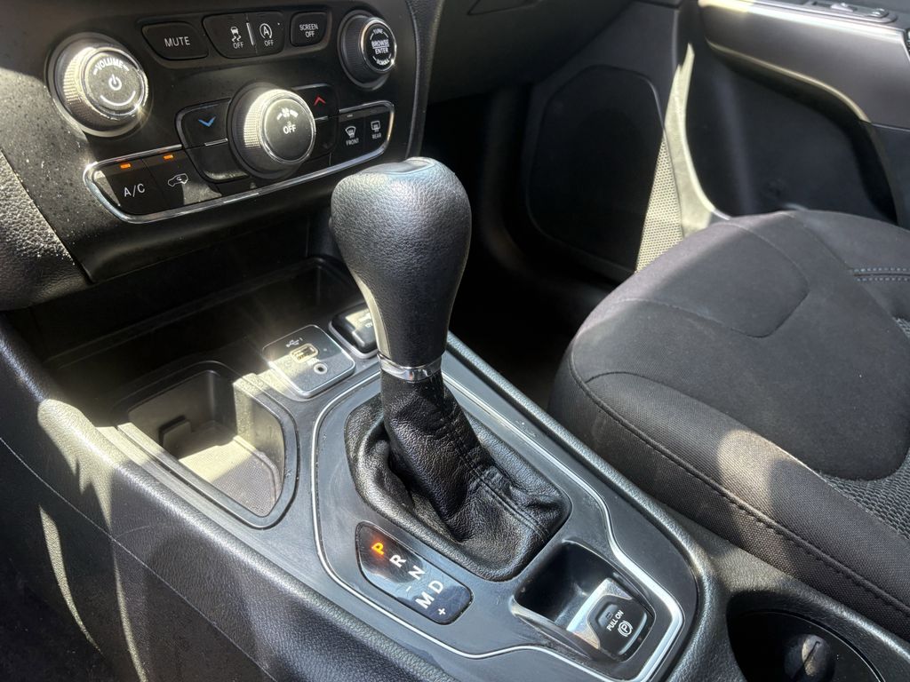 2019 Jeep Cherokee Latitude Black at Durrett Motor Company