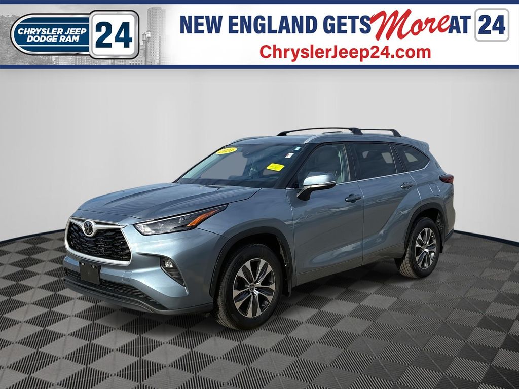 Moon Dust 2024 Toyota Highlander XLE AWD SUV / Crossover All-Wheel Drive 8-Speed Automatic