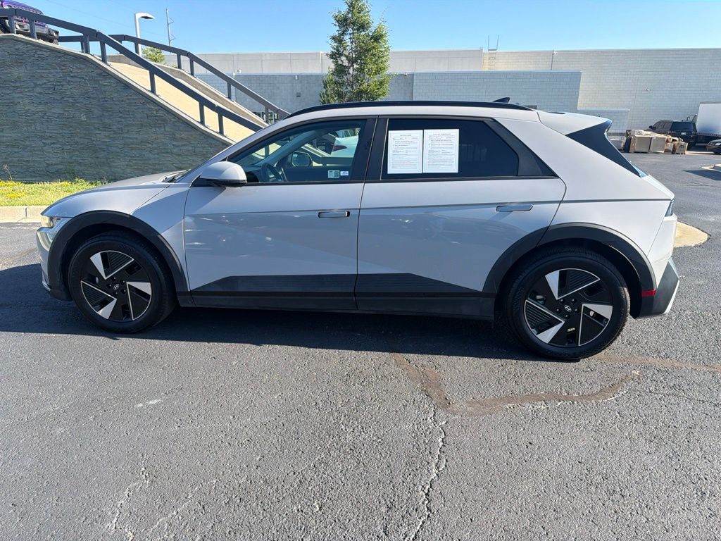 Used 2025 Gray Hyundai SEL image 4
