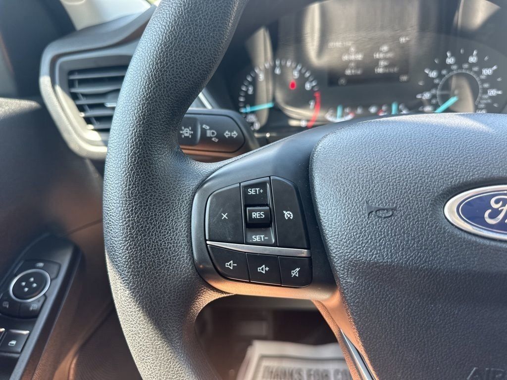 2022 Oxford White Ford Escape SE FWD SUV