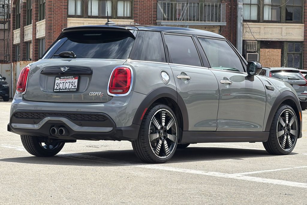 View vehicle photo 4