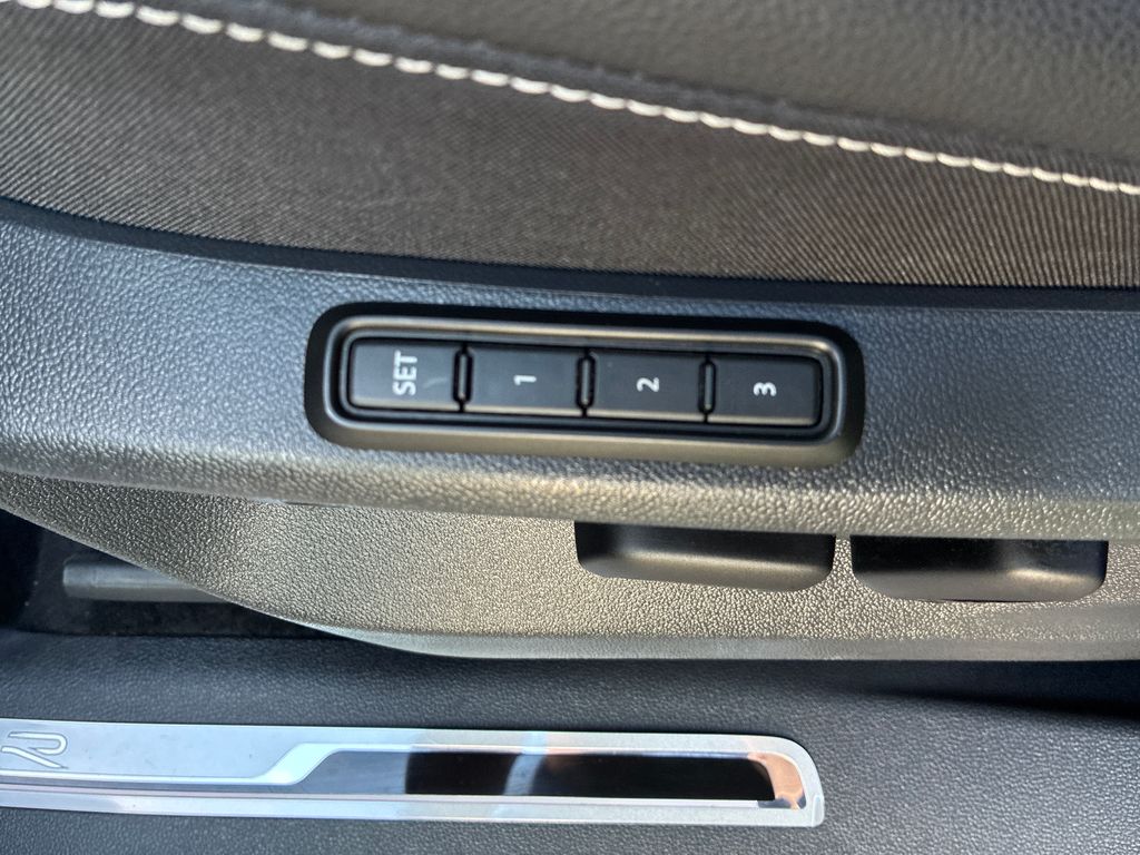 2024 Volkswagen Tiguan 2.0T SEL R-Line - 11