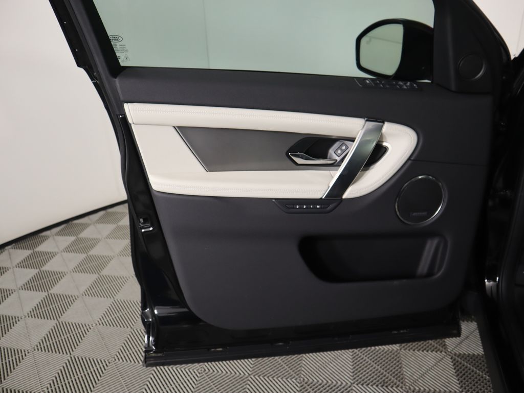 Thumbnail: 2025 Land Rover Discovery Sport - 25