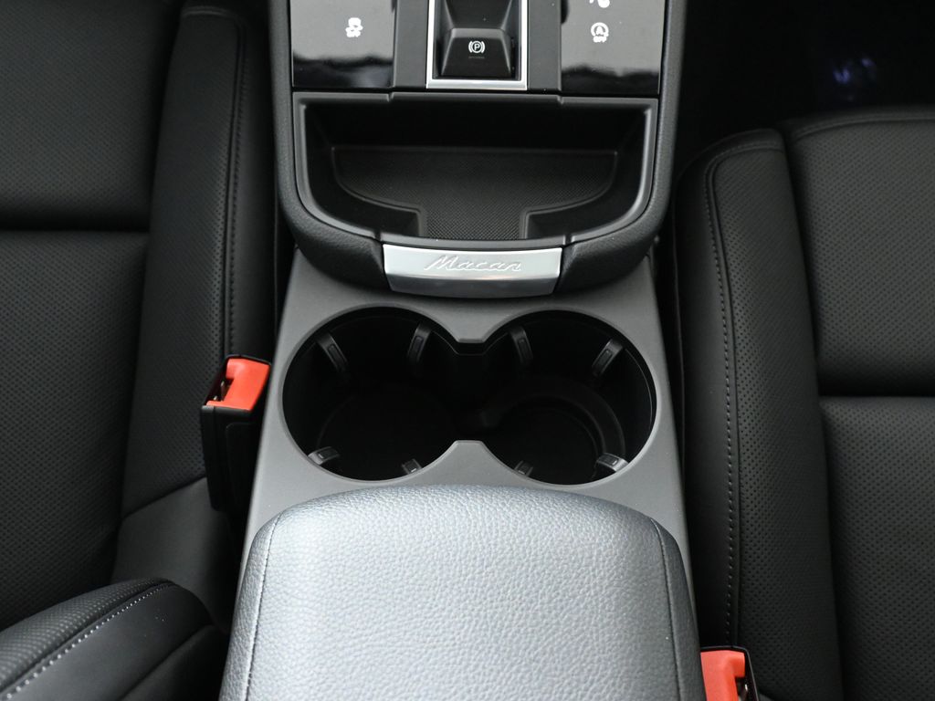 Thumbnail: 2026 Porsche Macan - 27