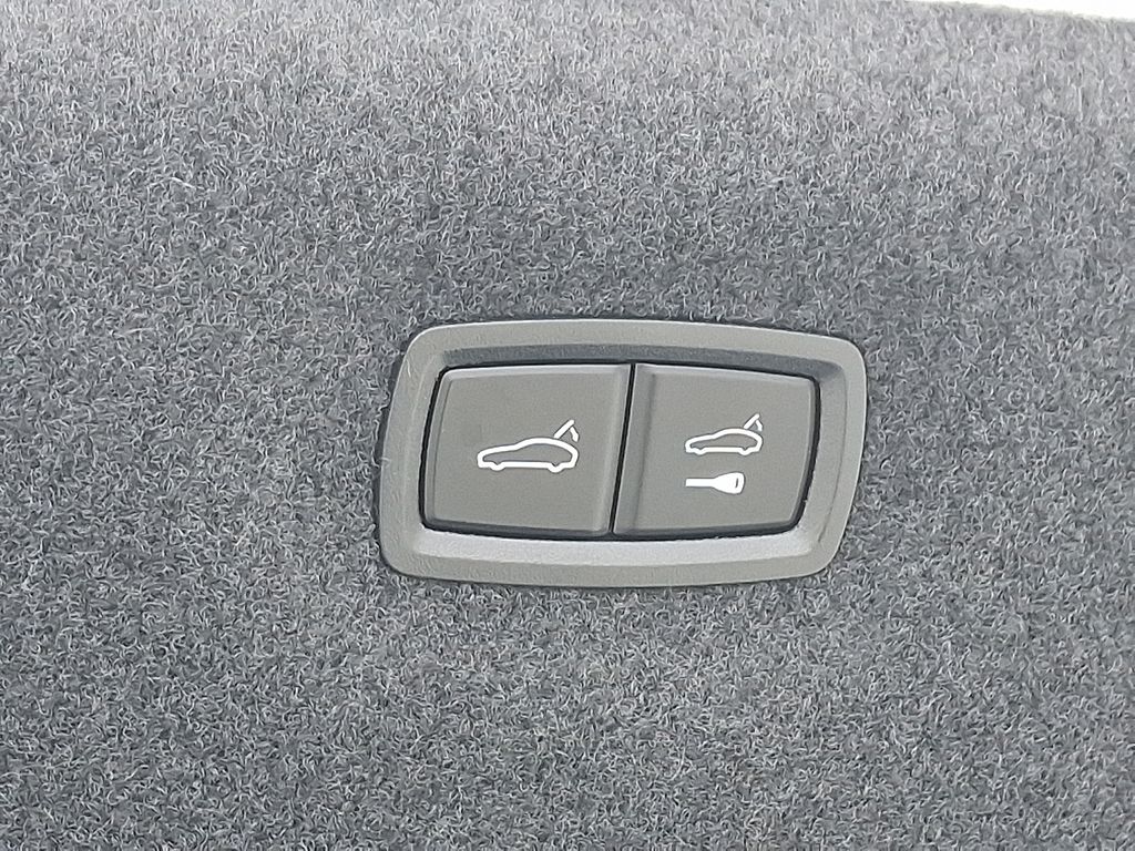 Thumbnail: 2022 Porsche Taycan - 31