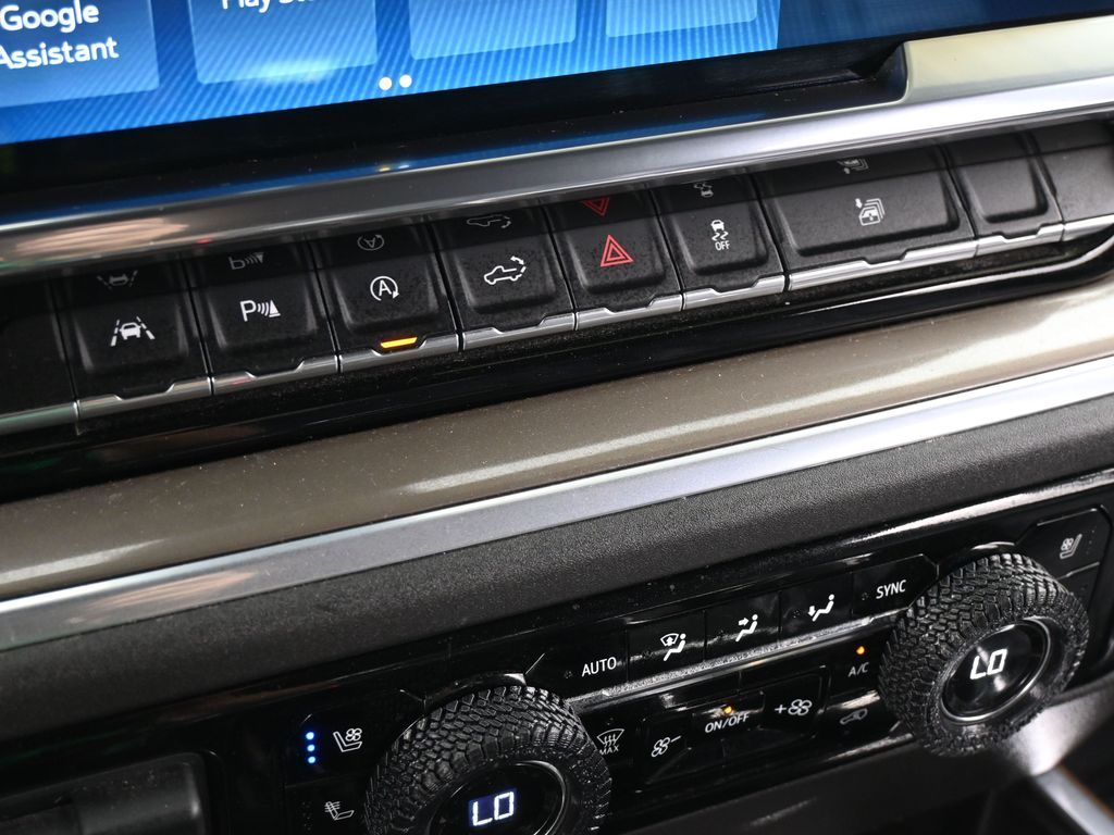 Used 2022 Iridescent Pearl Tricoat Chevrolet High Country image 31