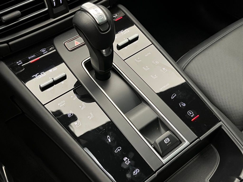 Thumbnail: 2022 Porsche Macan - 16