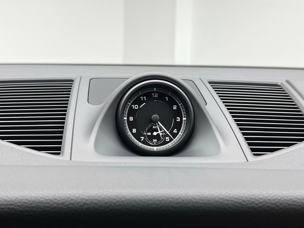 Thumbnail: 2026 Porsche Macan - 10