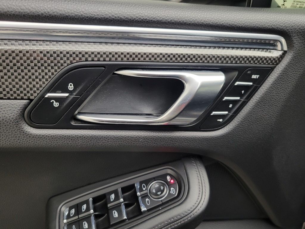 Thumbnail: 2015 Porsche Macan - 27