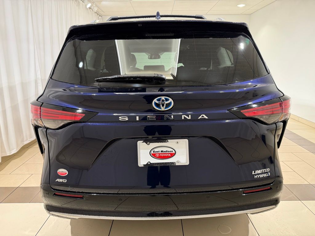Thumbnail: 2024 Toyota Sienna - 4