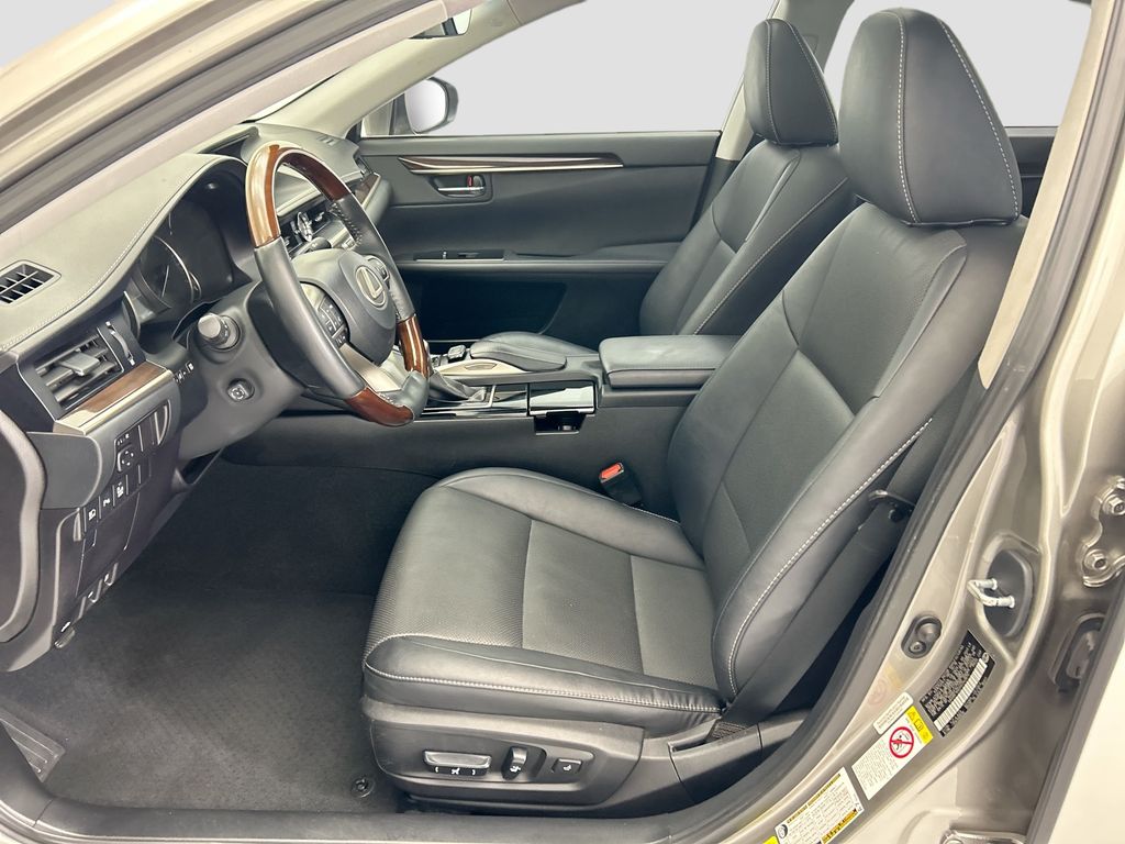 Thumbnail: 2017 Lexus ES - 18