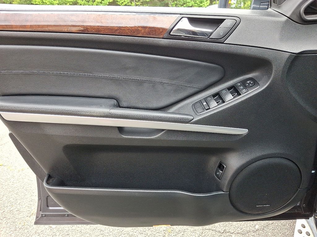 Thumbnail: 2011 Mercedes-Benz M-Class - 12