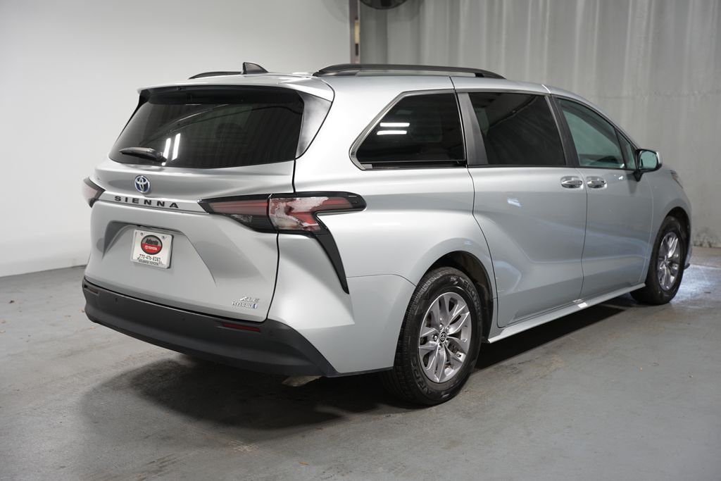 2023 Toyota Sienna XLE 8