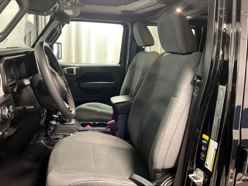 2024 Jeep Wrangler — photo 10