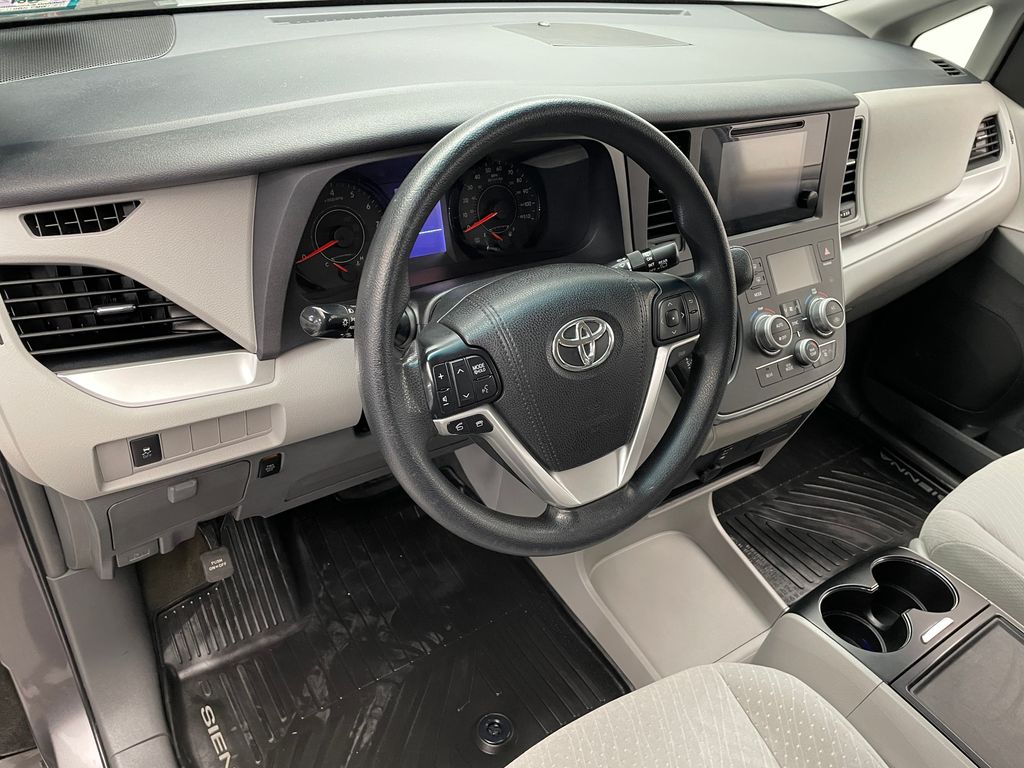 Thumbnail: 2017 Toyota Sienna - 11