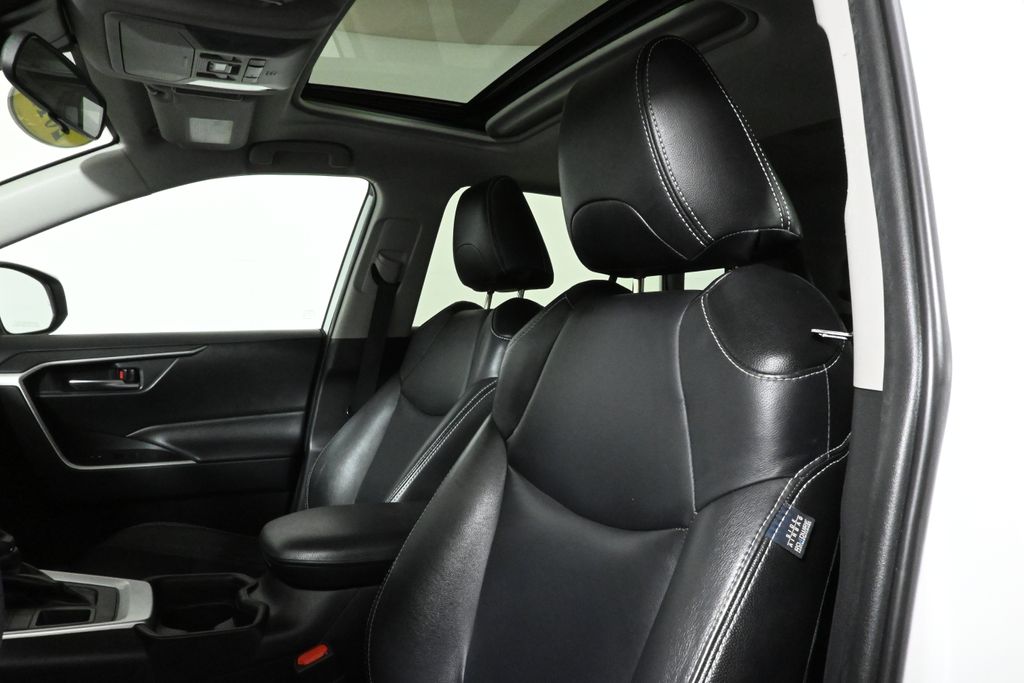 Thumbnail: 2019 Toyota RAV4 - 17