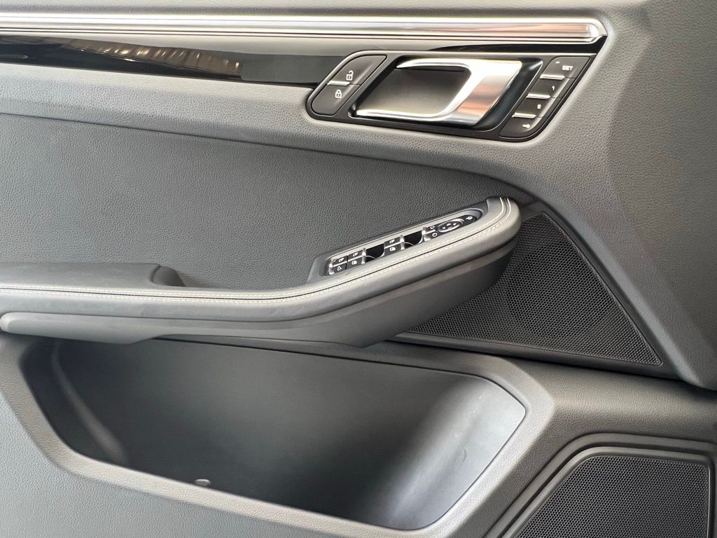 2025 Porsche Macan  19