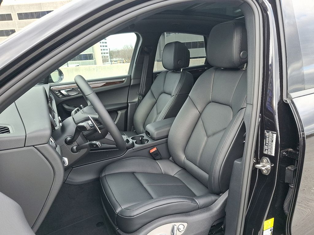 Thumbnail: 2026 Porsche Macan - 15