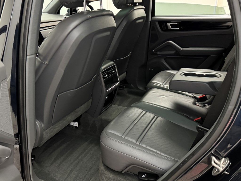 Thumbnail: 2022 Porsche Cayenne - 25