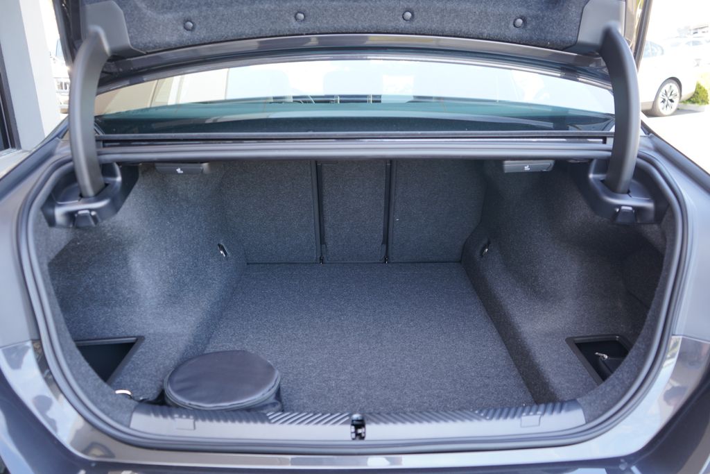 Thumbnail: 2026 BMW 5 Series - 21